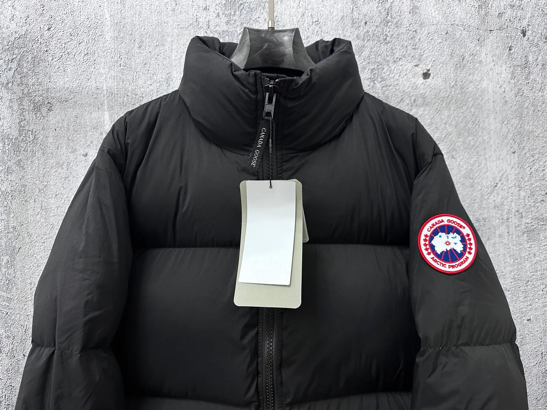 P840 【Canada gooes】Large Goose Sleeve Stand Collar Down Jacket Lawrence down jacket provides basic protection for daily adventures. Delicately soft fabric, this is a water-repellent fabric that is soft to the touch yet durable. Filled with extremely fluffy white duck down. This piece has a quilted body and structured down. Padded collar and reflective double-stripe grip tape. Extended hem and tucked-in inner rib-knit cuffs. Size: XS-2XL